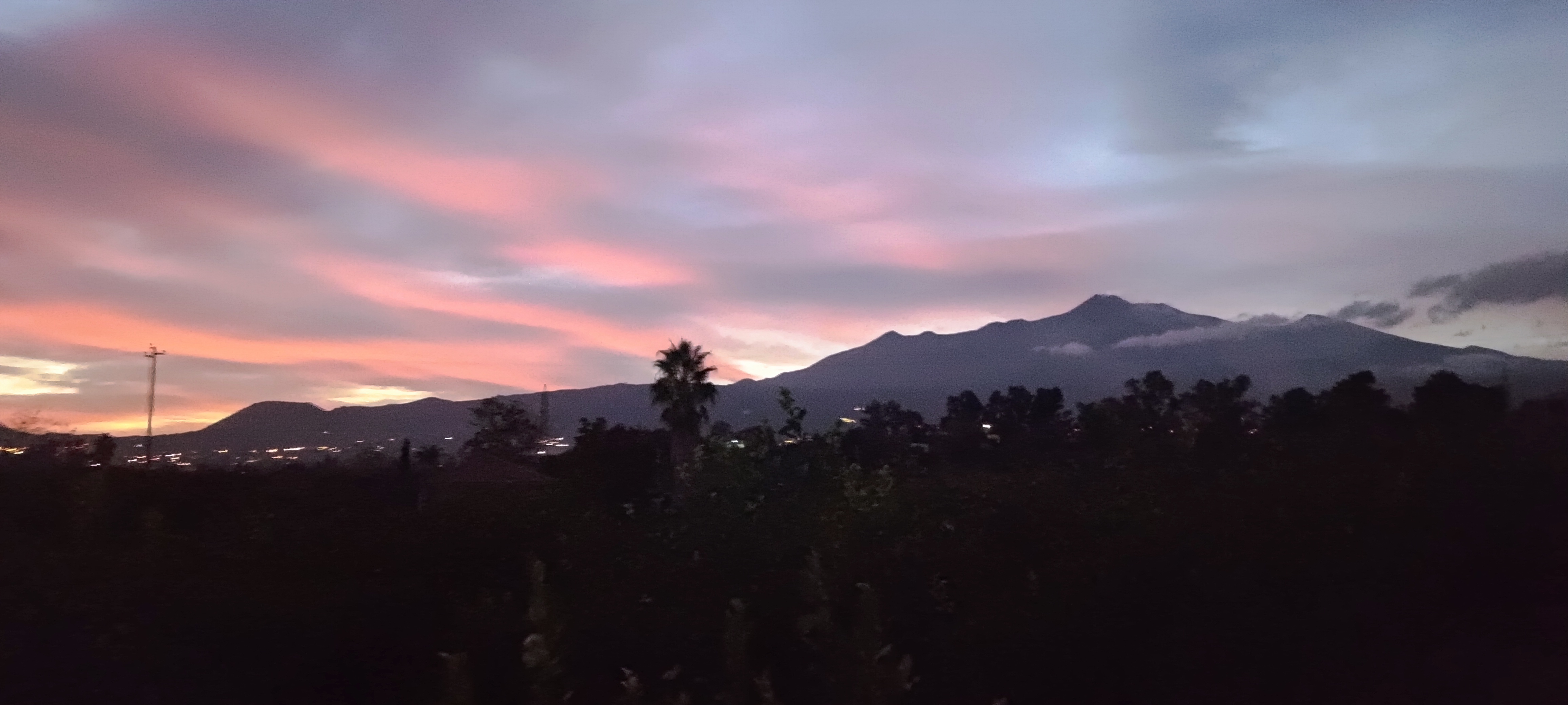 L'Etna al tramonto sopra il limoneto